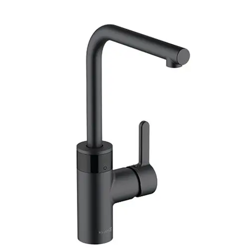 Schwarzer Küchenarmatur von Kludi mit hohem Auslauf und einem Hebel zur Regulierung von Wasserfluss und -temperatur. Anschluss über Netzstecker sichtbar.